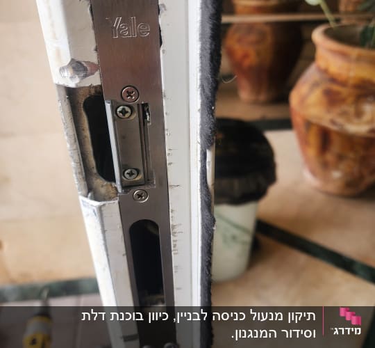 מנעול דלת מתכת עם כלי עבודה ברקע